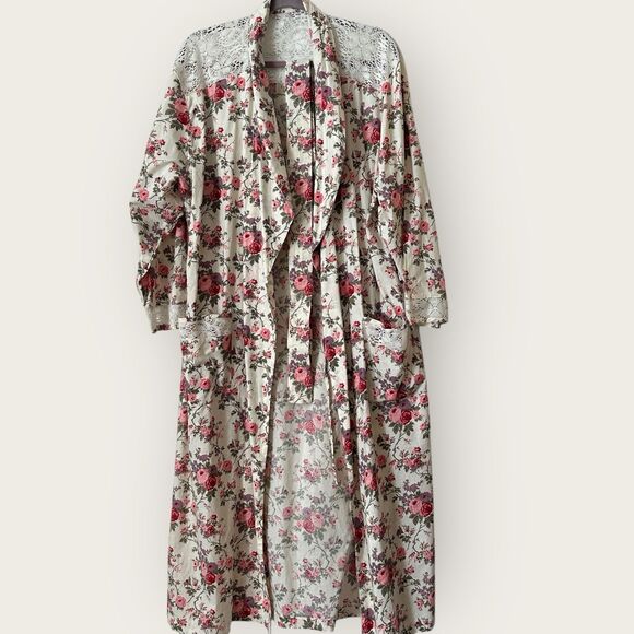 Victoria's Secret Other - VTG Victorias Secret Size Medium/large gold label Robe Ivory floral pockets Belt
